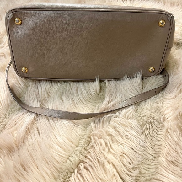 Prada Lux Saffiano Medium Tote in Argilla - Picture 3 of 13